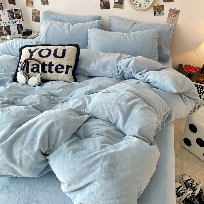 91家纺网 家纺一手货源 找家纺 顺兴家居 2025新款简约纯色双拼牛奶绒四件套（风格一） 婴儿蓝