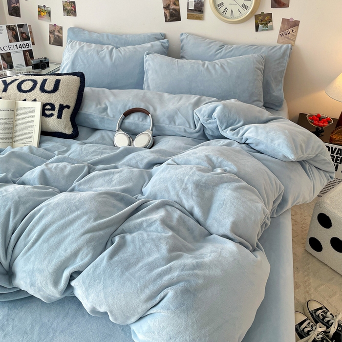 91家纺网 家纺一手货源 找家纺 顺兴家居 2025新款简约纯色双拼牛奶绒四件套（风格一） 婴儿蓝