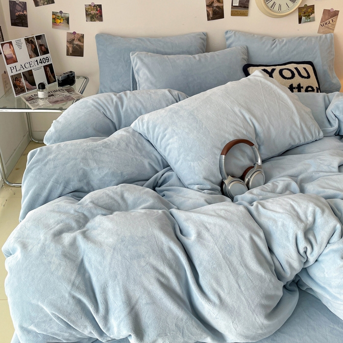 91家纺网 家纺一手货源 找家纺 顺兴家居 2025新款简约纯色双拼牛奶绒四件套（风格一） 婴儿蓝