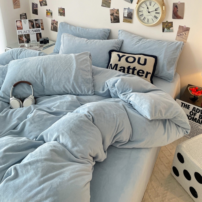 91家纺网 家纺一手货源 找家纺 顺兴家居 2025新款简约纯色双拼牛奶绒四件套（风格一） 婴儿蓝