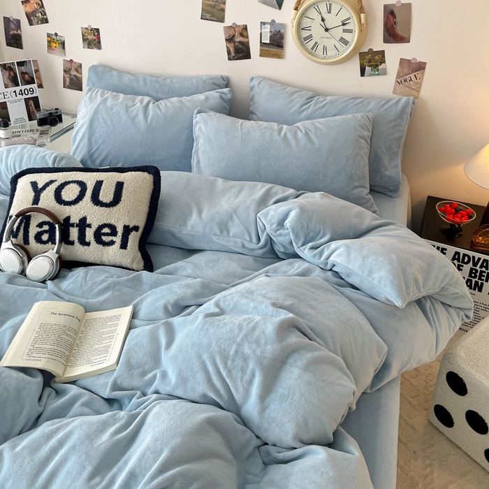 91家纺网 家纺一手货源 找家纺 顺兴家居 2025新款简约纯色双拼牛奶绒四件套（风格一） 婴儿蓝