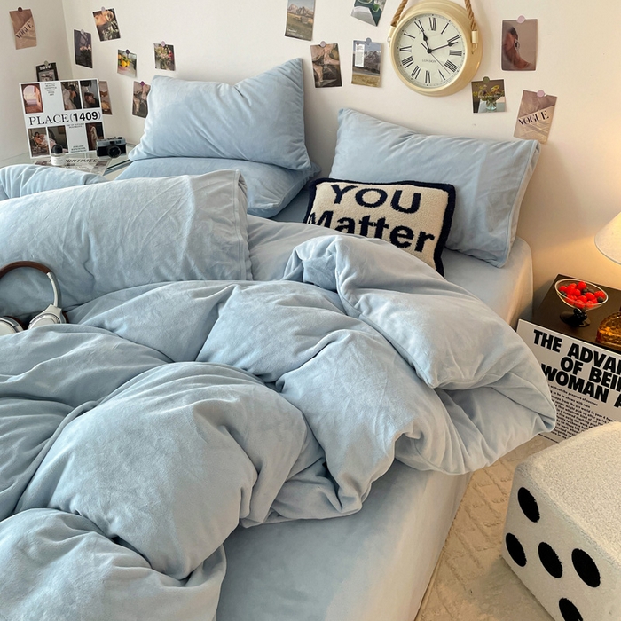 91家纺网 家纺一手货源 找家纺 顺兴家居 2025新款简约纯色双拼牛奶绒四件套（风格一） 婴儿蓝