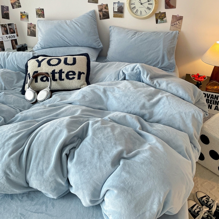 91家纺网 家纺一手货源 找家纺 顺兴家居 2025新款简约纯色双拼牛奶绒四件套（风格一） 婴儿蓝