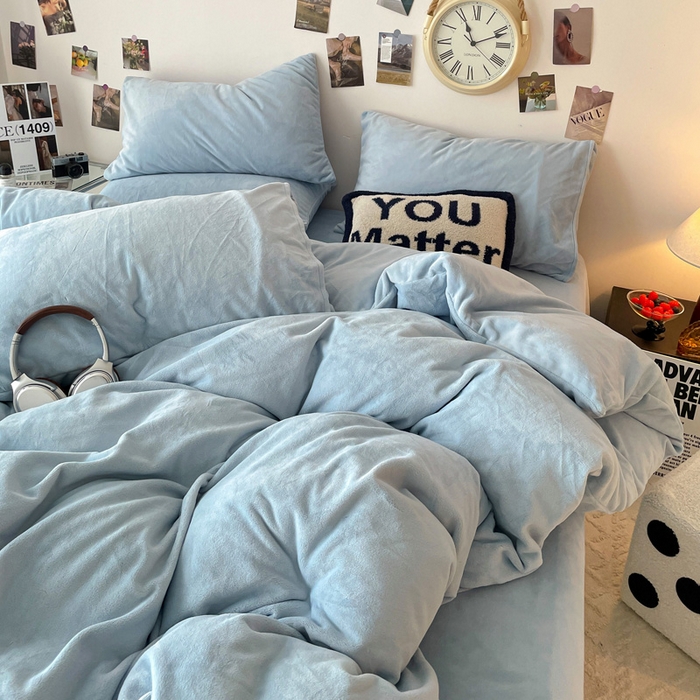 91家纺网 家纺一手货源 找家纺 顺兴家居 2025新款简约纯色双拼牛奶绒四件套（风格一） 婴儿蓝