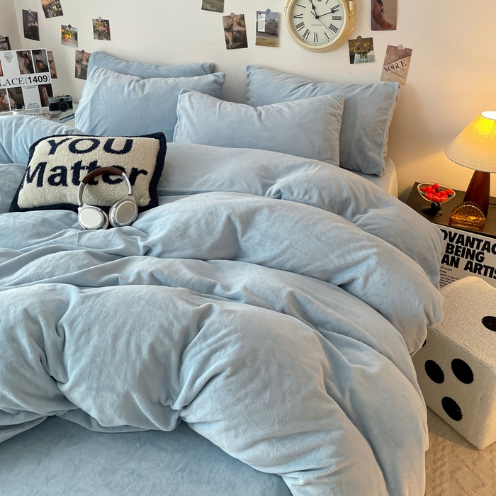 91家纺网 家纺一手货源 找家纺 顺兴家居 2025新款简约纯色双拼牛奶绒四件套（风格一） 婴儿蓝