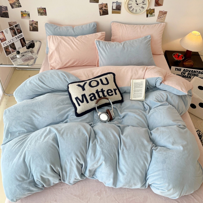 91家纺网 家纺一手货源 找家纺 顺兴家居 2025新款简约纯色双拼牛奶绒四件套（风格一） 婴儿蓝+粉玉