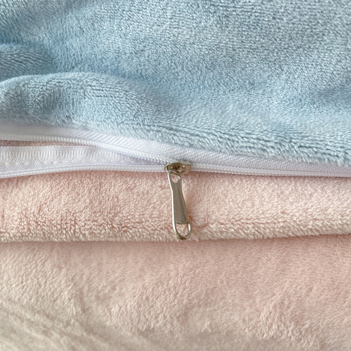 91家纺网 家纺一手货源 找家纺 顺兴家居 2025新款简约纯色双拼牛奶绒四件套（风格一） 婴儿蓝+粉玉