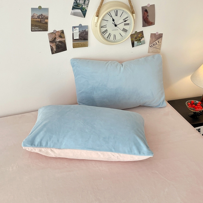 91家纺网 家纺一手货源 找家纺 顺兴家居 2025新款简约纯色双拼牛奶绒四件套（风格一） 婴儿蓝+粉玉