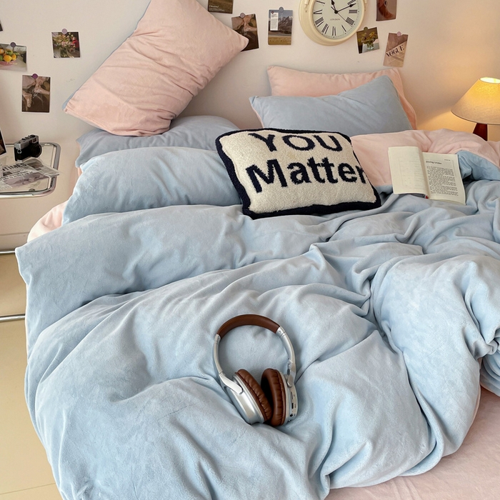 91家纺网 家纺一手货源 找家纺 顺兴家居 2025新款简约纯色双拼牛奶绒四件套（风格一） 婴儿蓝+粉玉