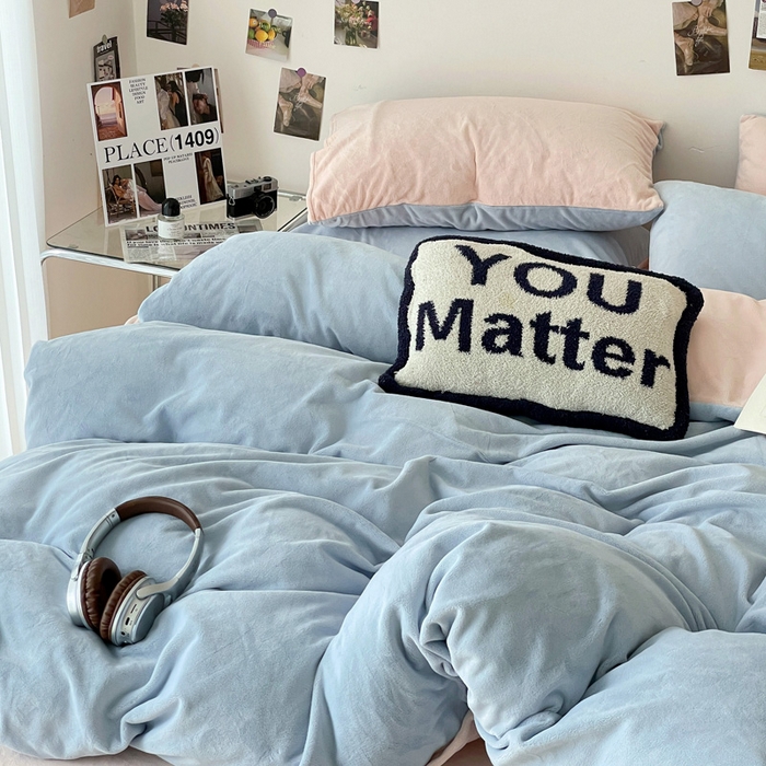 91家纺网 家纺一手货源 找家纺 顺兴家居 2025新款简约纯色双拼牛奶绒四件套（风格一） 婴儿蓝+粉玉