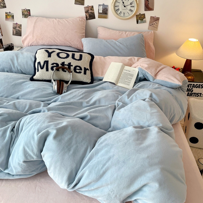 91家纺网 家纺一手货源 找家纺 顺兴家居 2025新款简约纯色双拼牛奶绒四件套（风格一） 婴儿蓝+粉玉