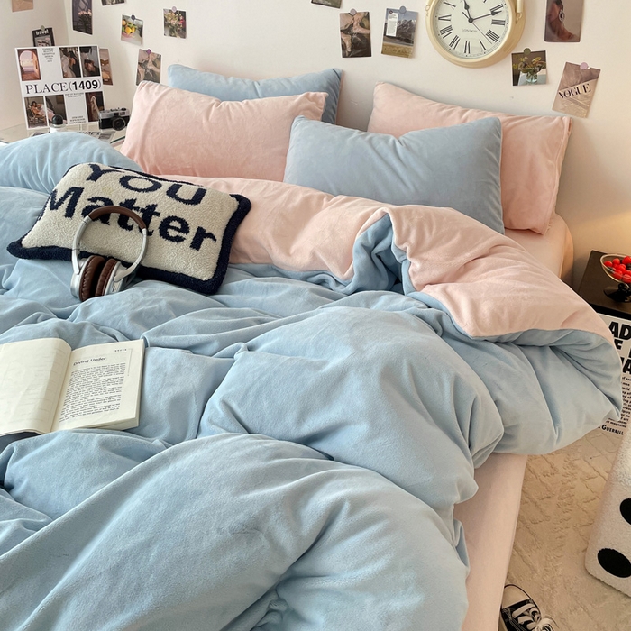 91家纺网 家纺一手货源 找家纺 顺兴家居 2025新款简约纯色双拼牛奶绒四件套（风格一） 婴儿蓝+粉玉