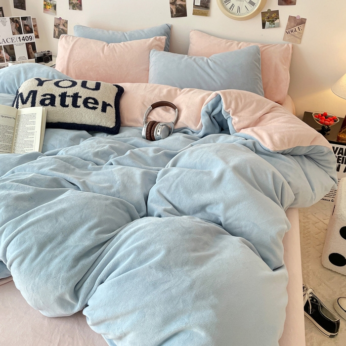 91家纺网 家纺一手货源 找家纺 顺兴家居 2025新款简约纯色双拼牛奶绒四件套（风格一） 婴儿蓝+粉玉