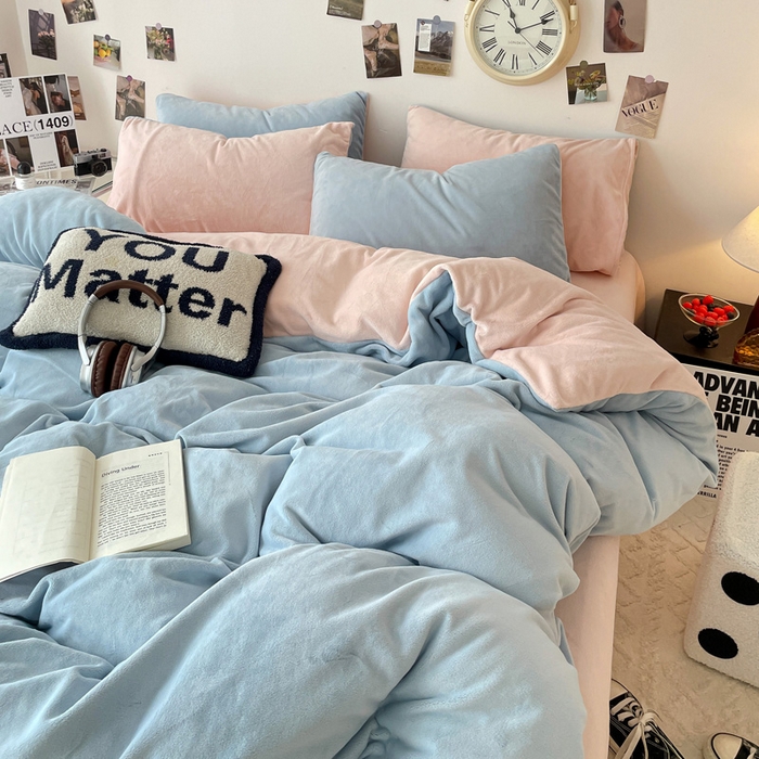 91家纺网 家纺一手货源 找家纺 顺兴家居 2025新款简约纯色双拼牛奶绒四件套（风格一） 婴儿蓝+粉玉