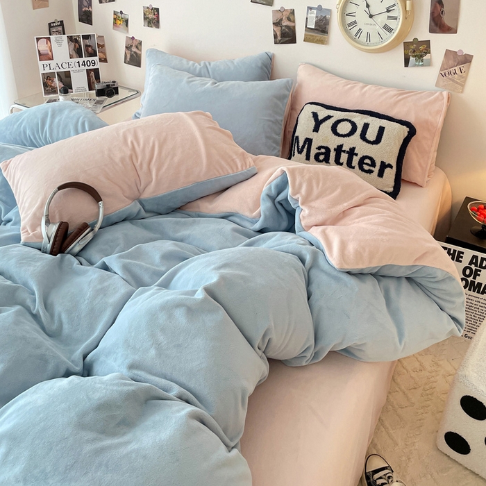 91家纺网 家纺一手货源 找家纺 顺兴家居 2025新款简约纯色双拼牛奶绒四件套（风格一） 婴儿蓝+粉玉