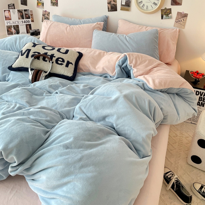 91家纺网 家纺一手货源 找家纺 顺兴家居 2025新款简约纯色双拼牛奶绒四件套（风格一） 婴儿蓝+粉玉