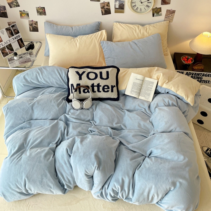 91家纺网 家纺一手货源 找家纺 顺兴家居 2025新款简约纯色双拼牛奶绒四件套（风格一） 婴儿蓝+奶昔黄