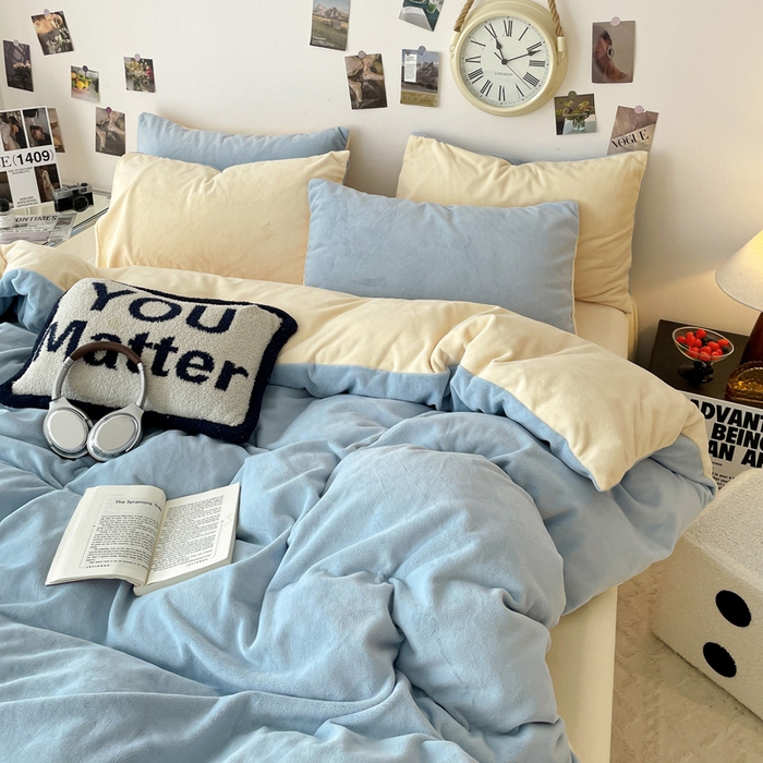 91家纺网 家纺一手货源 找家纺 顺兴家居 2025新款简约纯色双拼牛奶绒四件套（风格一） 婴儿蓝+奶昔黄