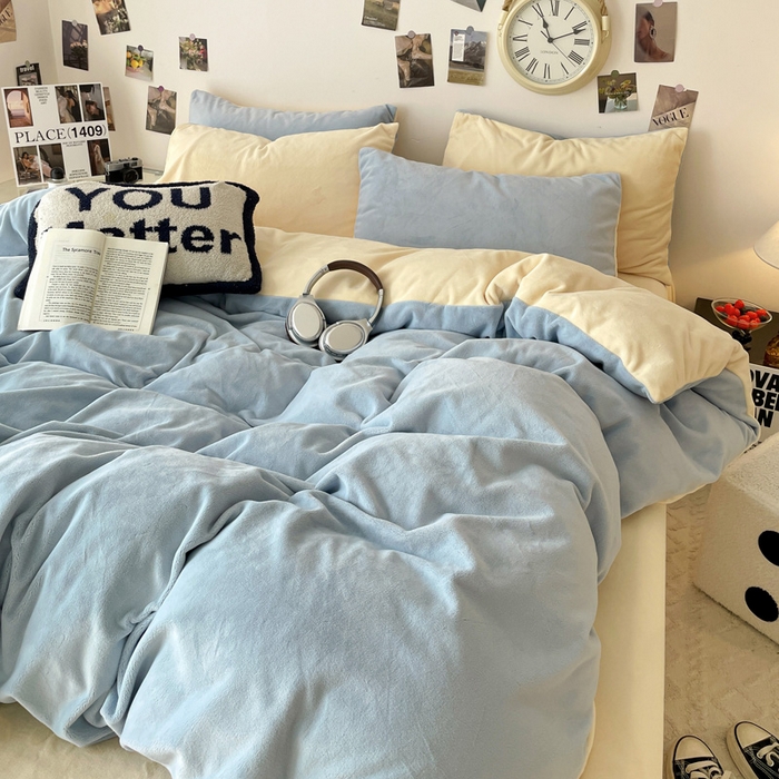 91家纺网 家纺一手货源 找家纺 顺兴家居 2025新款简约纯色双拼牛奶绒四件套（风格一） 婴儿蓝+奶昔黄