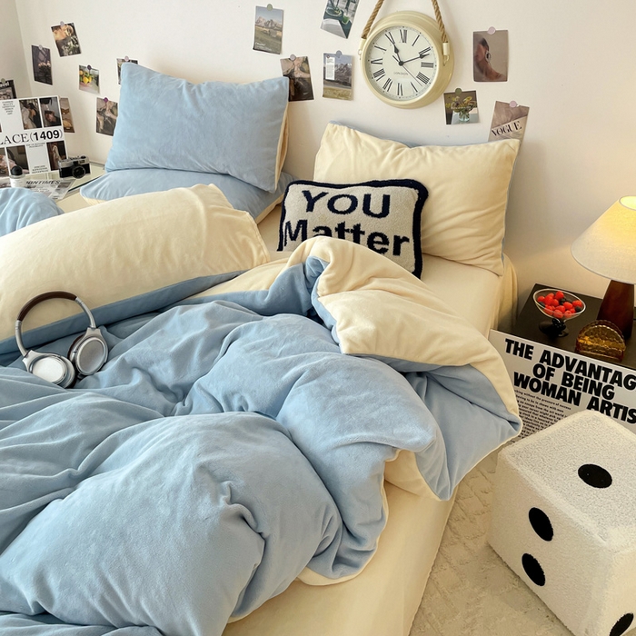 91家纺网 家纺一手货源 找家纺 顺兴家居 2025新款简约纯色双拼牛奶绒四件套（风格一） 婴儿蓝+奶昔黄