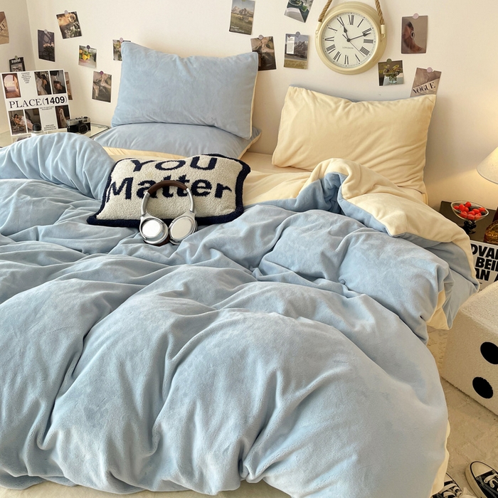 91家纺网 家纺一手货源 找家纺 顺兴家居 2025新款简约纯色双拼牛奶绒四件套（风格一） 婴儿蓝+奶昔黄