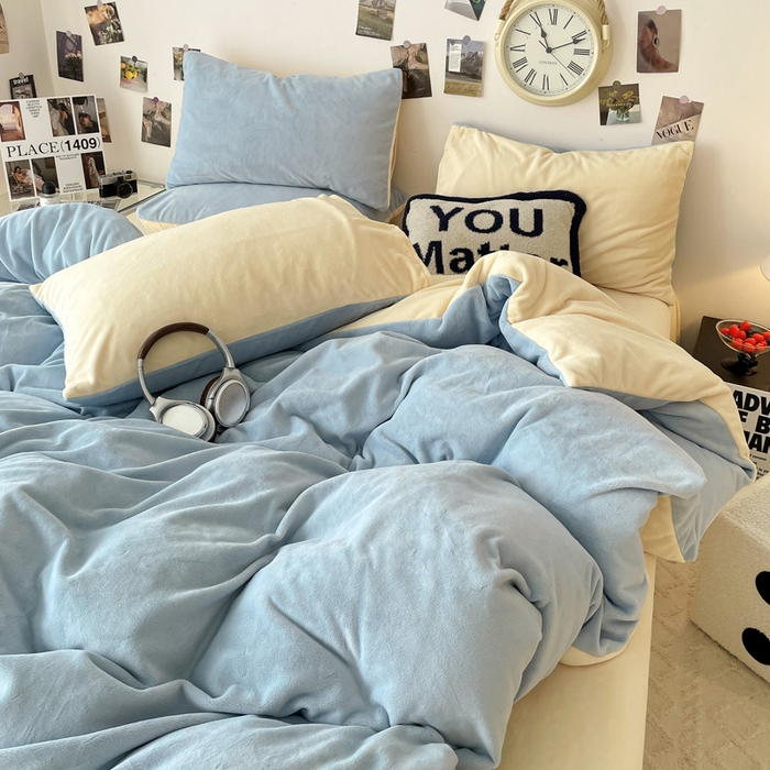 91家纺网 家纺一手货源 找家纺 顺兴家居 2025新款简约纯色双拼牛奶绒四件套（风格一） 婴儿蓝+奶昔黄