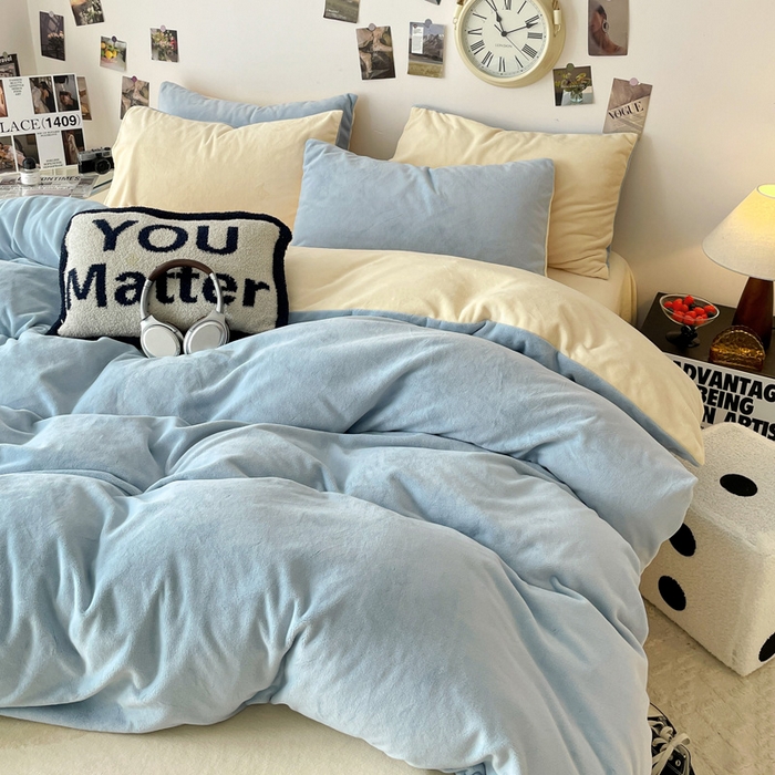 91家纺网 家纺一手货源 找家纺 顺兴家居 2025新款简约纯色双拼牛奶绒四件套（风格一） 婴儿蓝+奶昔黄