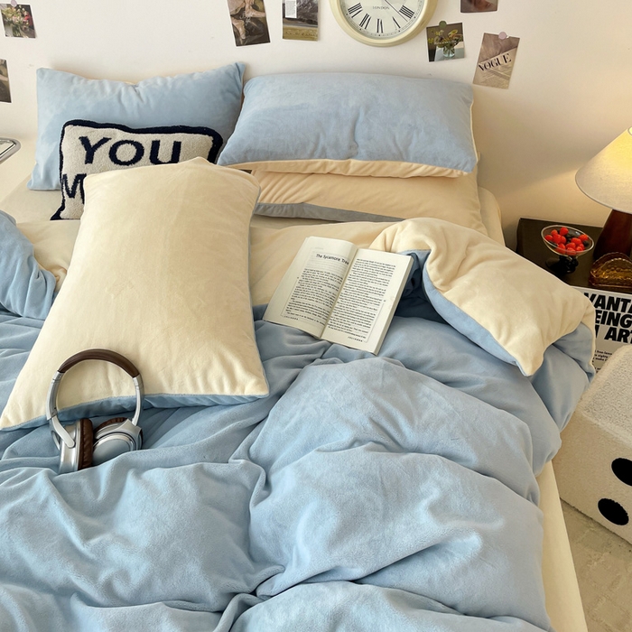 91家纺网 家纺一手货源 找家纺 顺兴家居 2025新款简约纯色双拼牛奶绒四件套（风格一） 婴儿蓝+奶昔黄