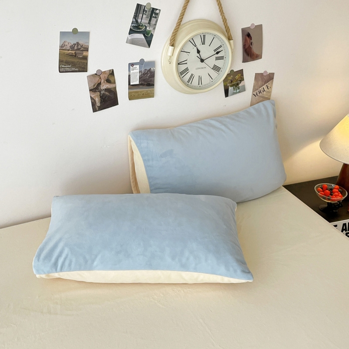 91家纺网 家纺一手货源 找家纺 顺兴家居 2025新款简约纯色双拼牛奶绒四件套（风格一） 婴儿蓝+奶昔黄