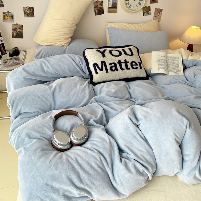 91家纺网 家纺一手货源 找家纺 顺兴家居 2025新款简约纯色双拼牛奶绒四件套（风格一） 婴儿蓝+奶昔黄