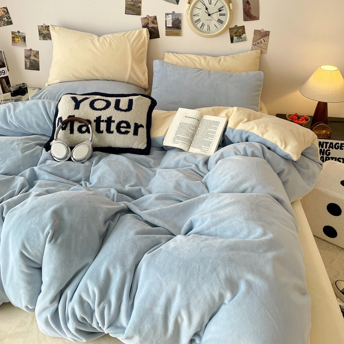 91家纺网 家纺一手货源 找家纺 顺兴家居 2025新款简约纯色双拼牛奶绒四件套（风格一） 婴儿蓝+奶昔黄