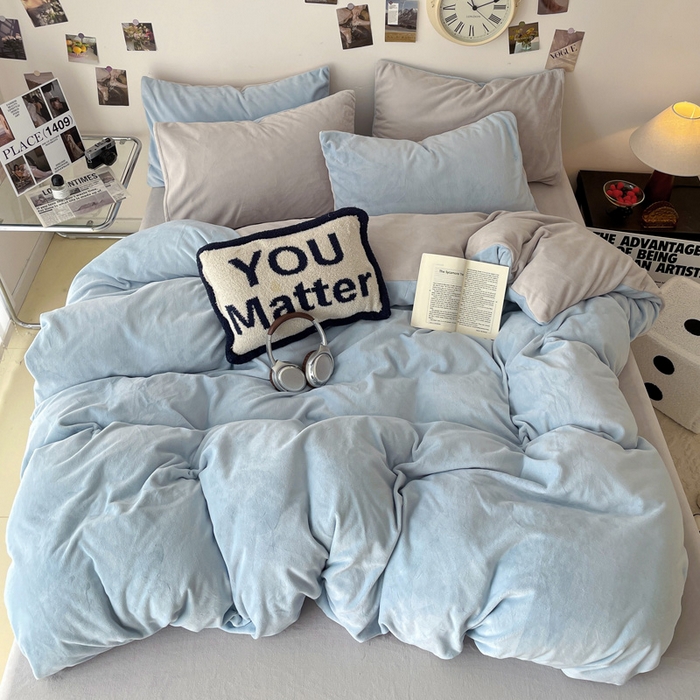 91家纺网 家纺一手货源 找家纺 顺兴家居 2025新款简约纯色双拼牛奶绒四件套（风格一） 婴儿蓝+浅灰