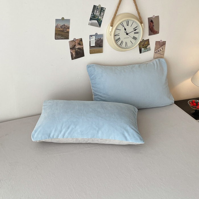 91家纺网 家纺一手货源 找家纺 顺兴家居 2025新款简约纯色双拼牛奶绒四件套（风格一） 婴儿蓝+浅灰