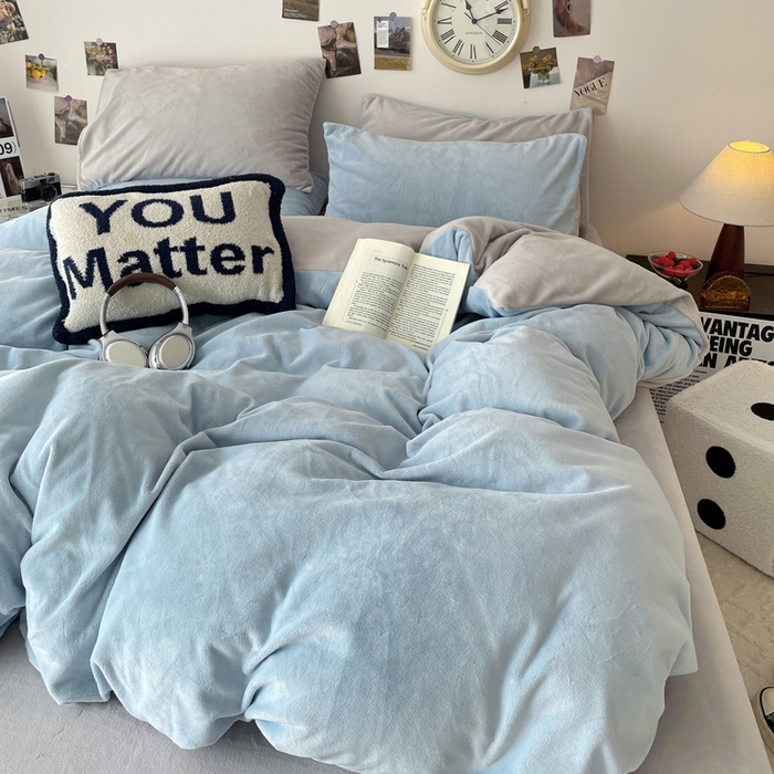 91家纺网 家纺一手货源 找家纺 顺兴家居 2025新款简约纯色双拼牛奶绒四件套（风格一） 婴儿蓝+浅灰