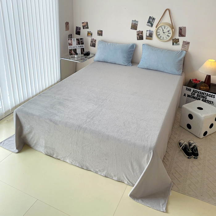 91家纺网 家纺一手货源 找家纺 顺兴家居 2025新款简约纯色双拼牛奶绒四件套（风格一） 婴儿蓝+浅灰