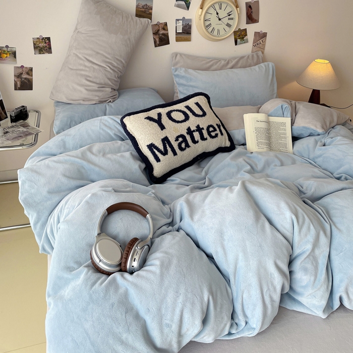 91家纺网 家纺一手货源 找家纺 顺兴家居 2025新款简约纯色双拼牛奶绒四件套（风格一） 婴儿蓝+浅灰