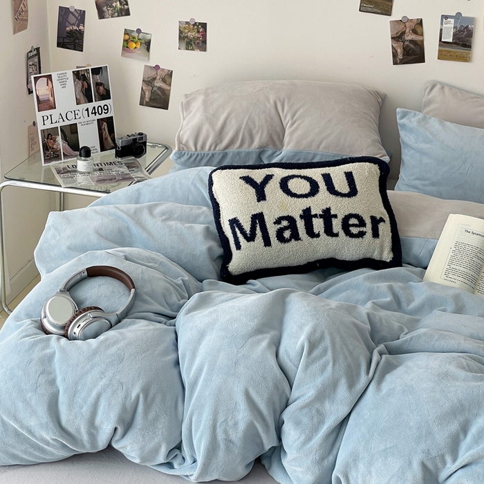 91家纺网 家纺一手货源 找家纺 顺兴家居 2025新款简约纯色双拼牛奶绒四件套（风格一） 婴儿蓝+浅灰