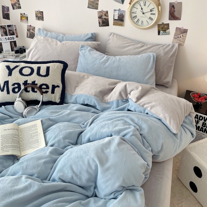 91家纺网 家纺一手货源 找家纺 顺兴家居 2025新款简约纯色双拼牛奶绒四件套（风格一） 婴儿蓝+浅灰