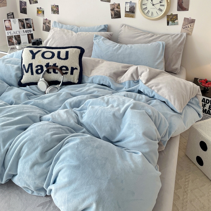 91家纺网 家纺一手货源 找家纺 顺兴家居 2025新款简约纯色双拼牛奶绒四件套（风格一） 婴儿蓝+浅灰