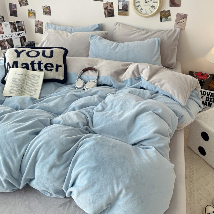 91家纺网 家纺一手货源 找家纺 顺兴家居 2025新款简约纯色双拼牛奶绒四件套（风格一） 婴儿蓝+浅灰