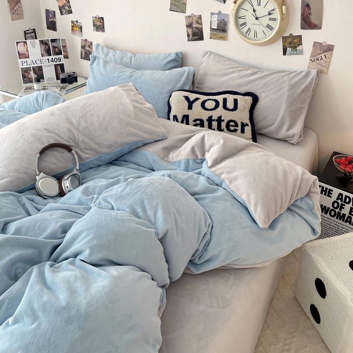 91家纺网 家纺一手货源 找家纺 顺兴家居 2025新款简约纯色双拼牛奶绒四件套（风格一） 婴儿蓝+浅灰