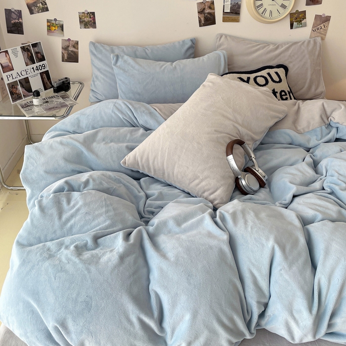 91家纺网 家纺一手货源 找家纺 顺兴家居 2025新款简约纯色双拼牛奶绒四件套（风格一） 婴儿蓝+浅灰