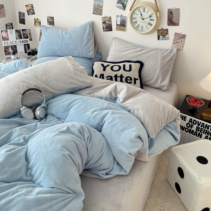 91家纺网 家纺一手货源 找家纺 顺兴家居 2025新款简约纯色双拼牛奶绒四件套（风格一） 婴儿蓝+浅灰