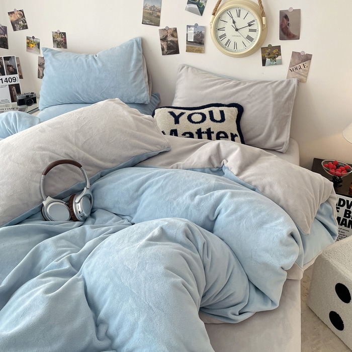 91家纺网 家纺一手货源 找家纺 顺兴家居 2025新款简约纯色双拼牛奶绒四件套（风格一） 婴儿蓝+浅灰