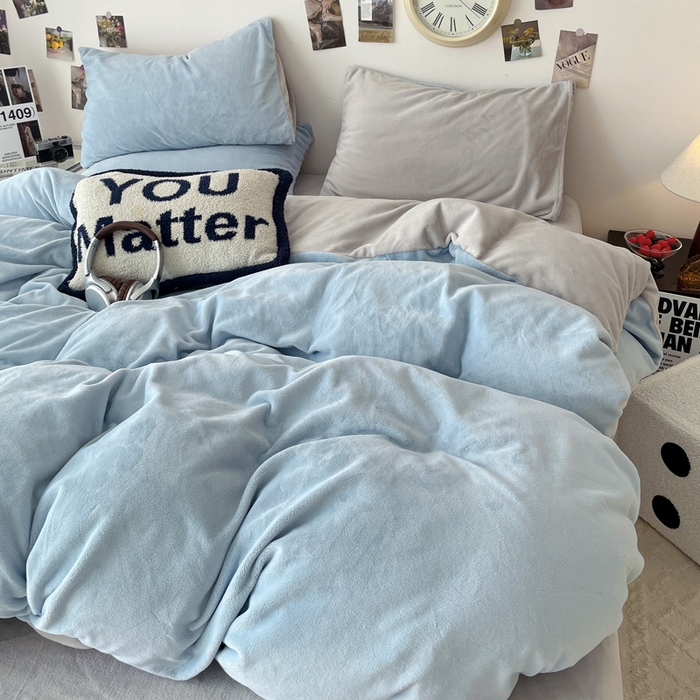 91家纺网 家纺一手货源 找家纺 顺兴家居 2025新款简约纯色双拼牛奶绒四件套（风格一） 婴儿蓝+浅灰