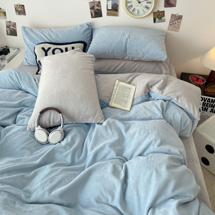 91家纺网 家纺一手货源 找家纺 顺兴家居 2025新款简约纯色双拼牛奶绒四件套（风格一） 婴儿蓝+浅灰