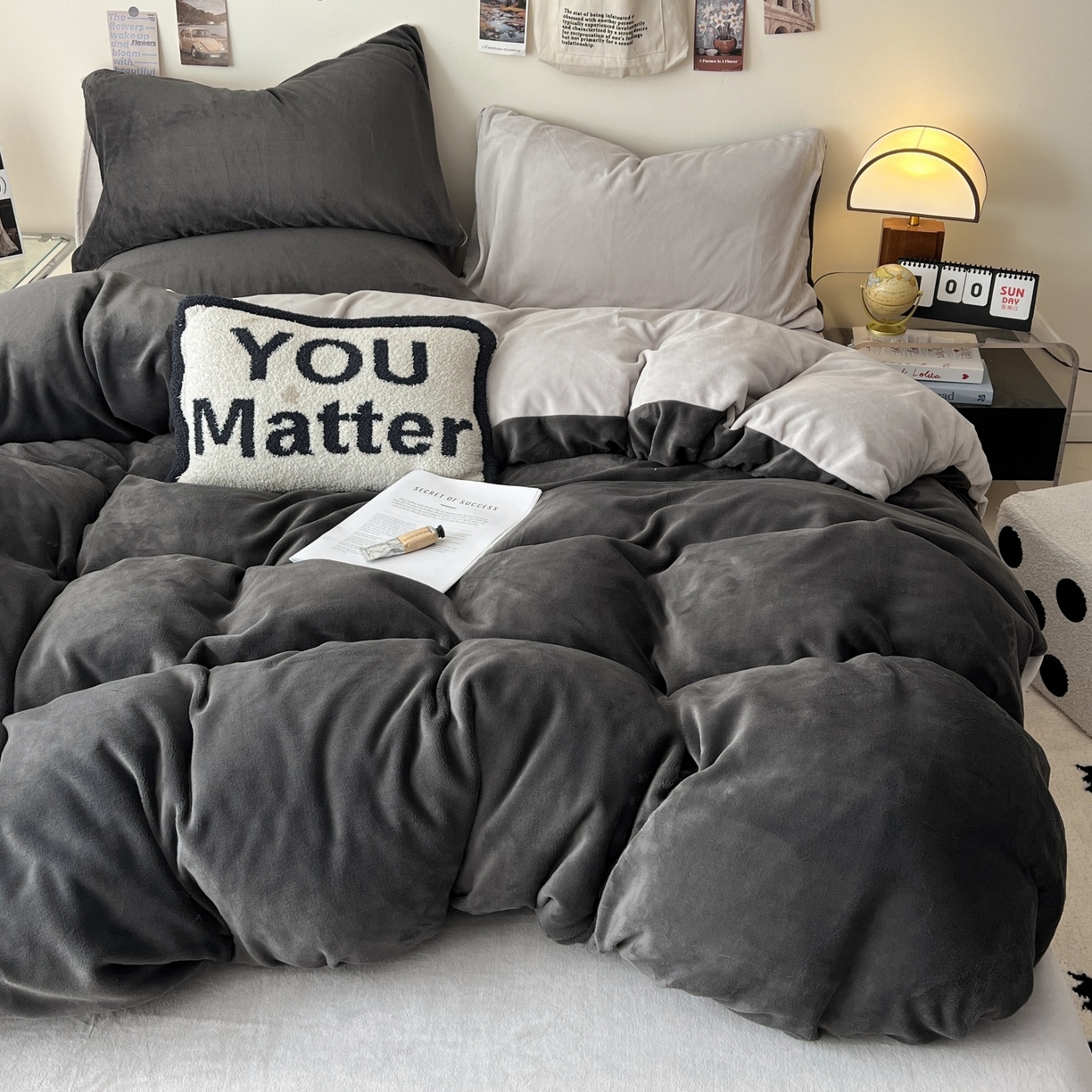 91家纺网 家纺一手货源 找家纺 顺兴家居 2025新款简约纯色双拼牛奶绒四件套（风格一） 高级灰+浅灰