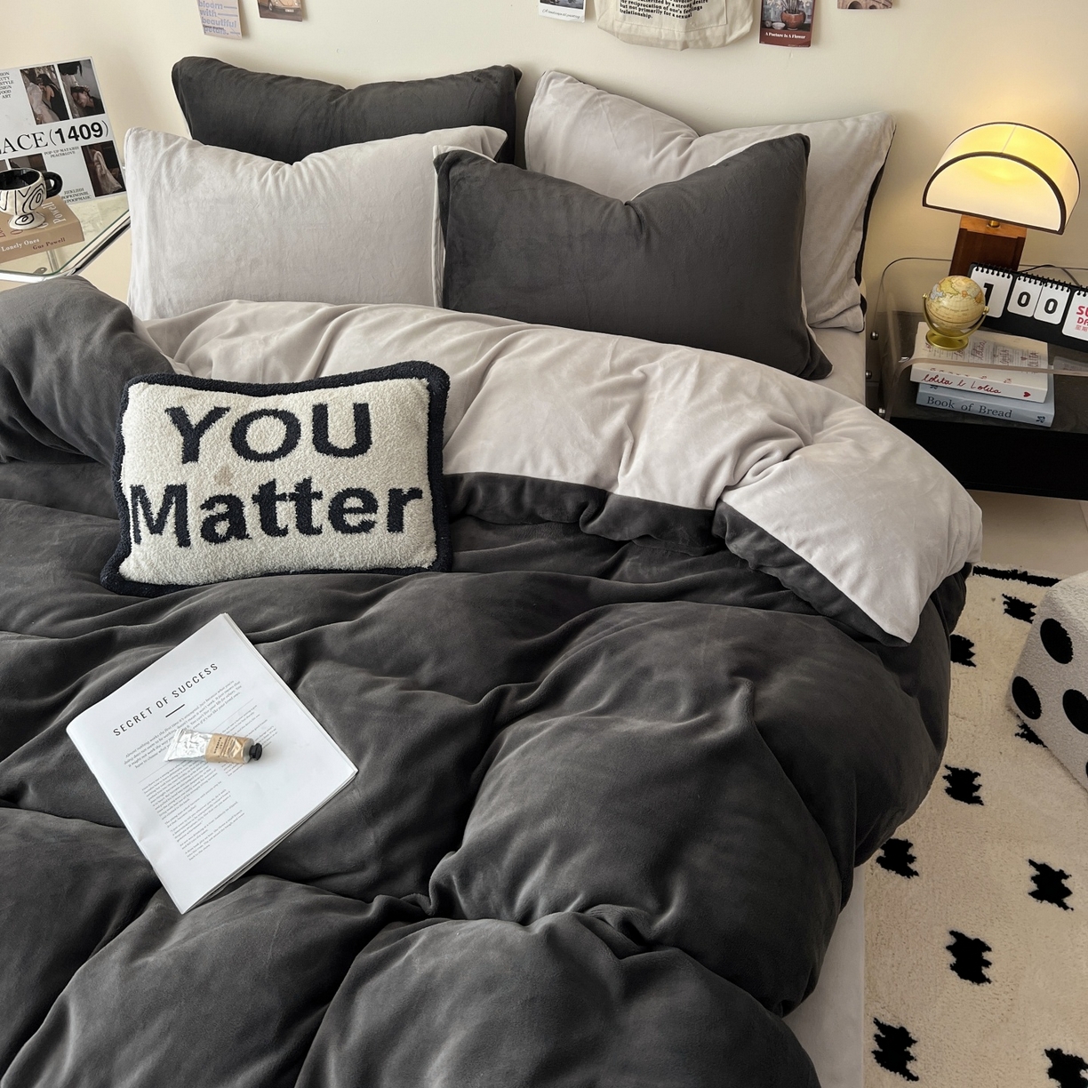 91家纺网 家纺一手货源 找家纺 顺兴家居 2025新款简约纯色双拼牛奶绒四件套（风格一） 高级灰+浅灰