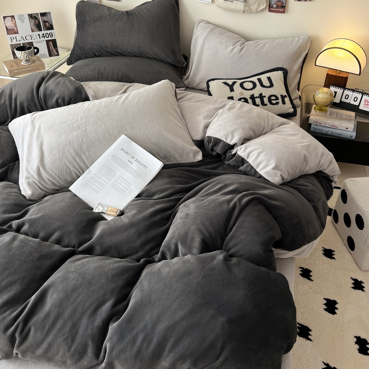 91家纺网 家纺一手货源 找家纺 顺兴家居 2025新款简约纯色双拼牛奶绒四件套（风格一） 高级灰+浅灰