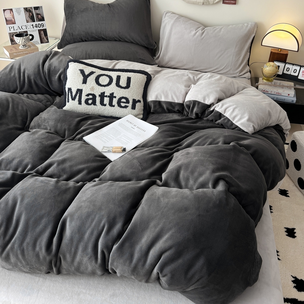 91家纺网 家纺一手货源 找家纺 顺兴家居 2025新款简约纯色双拼牛奶绒四件套（风格一） 高级灰+浅灰